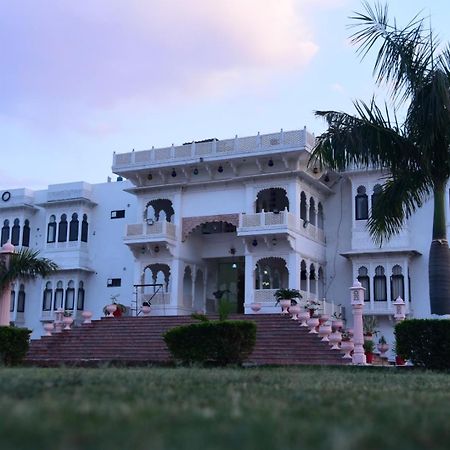 Tej Mahal Palace Bandikui Buitenkant foto
