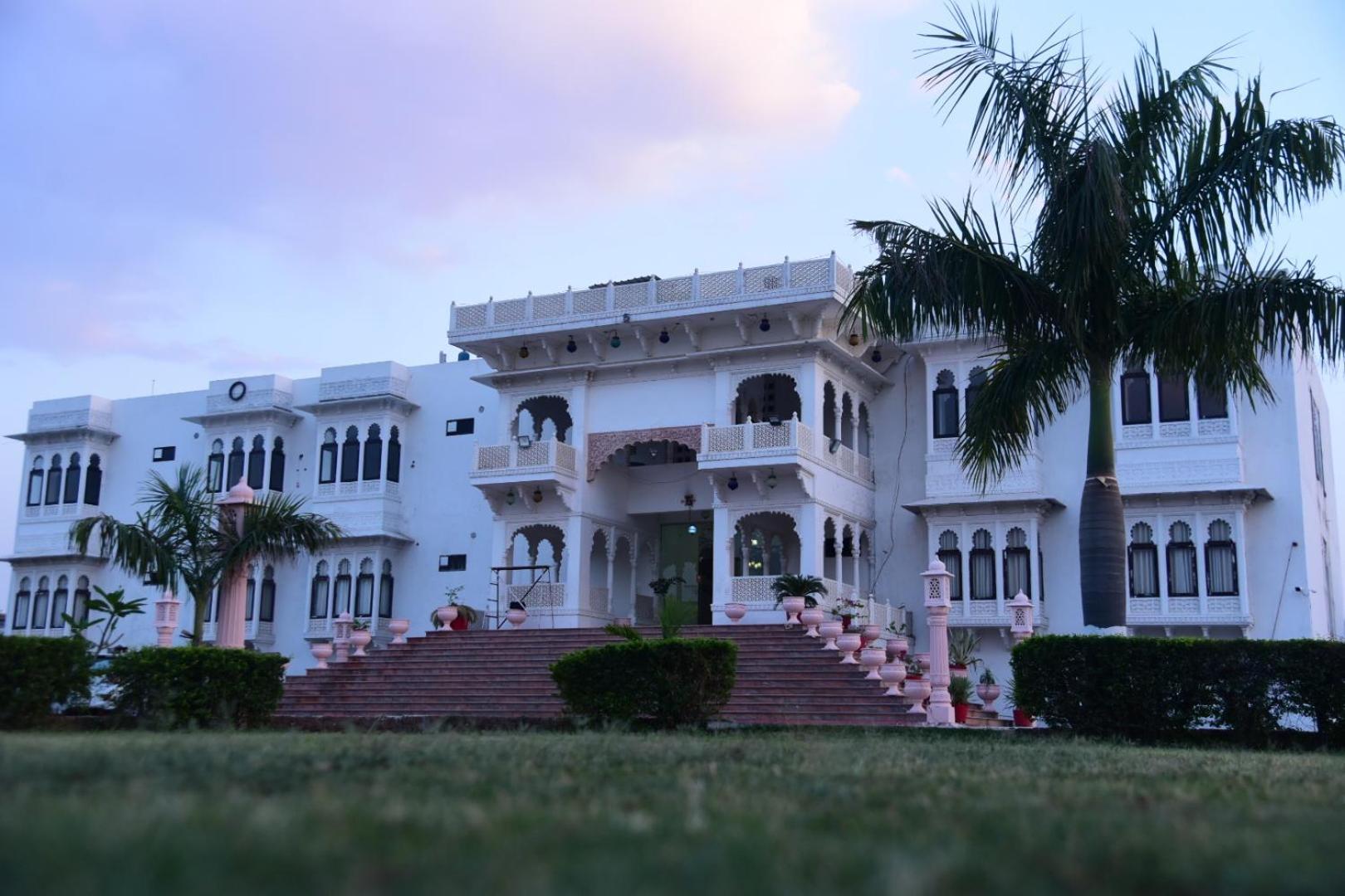 Tej Mahal Palace Bandikui Buitenkant foto