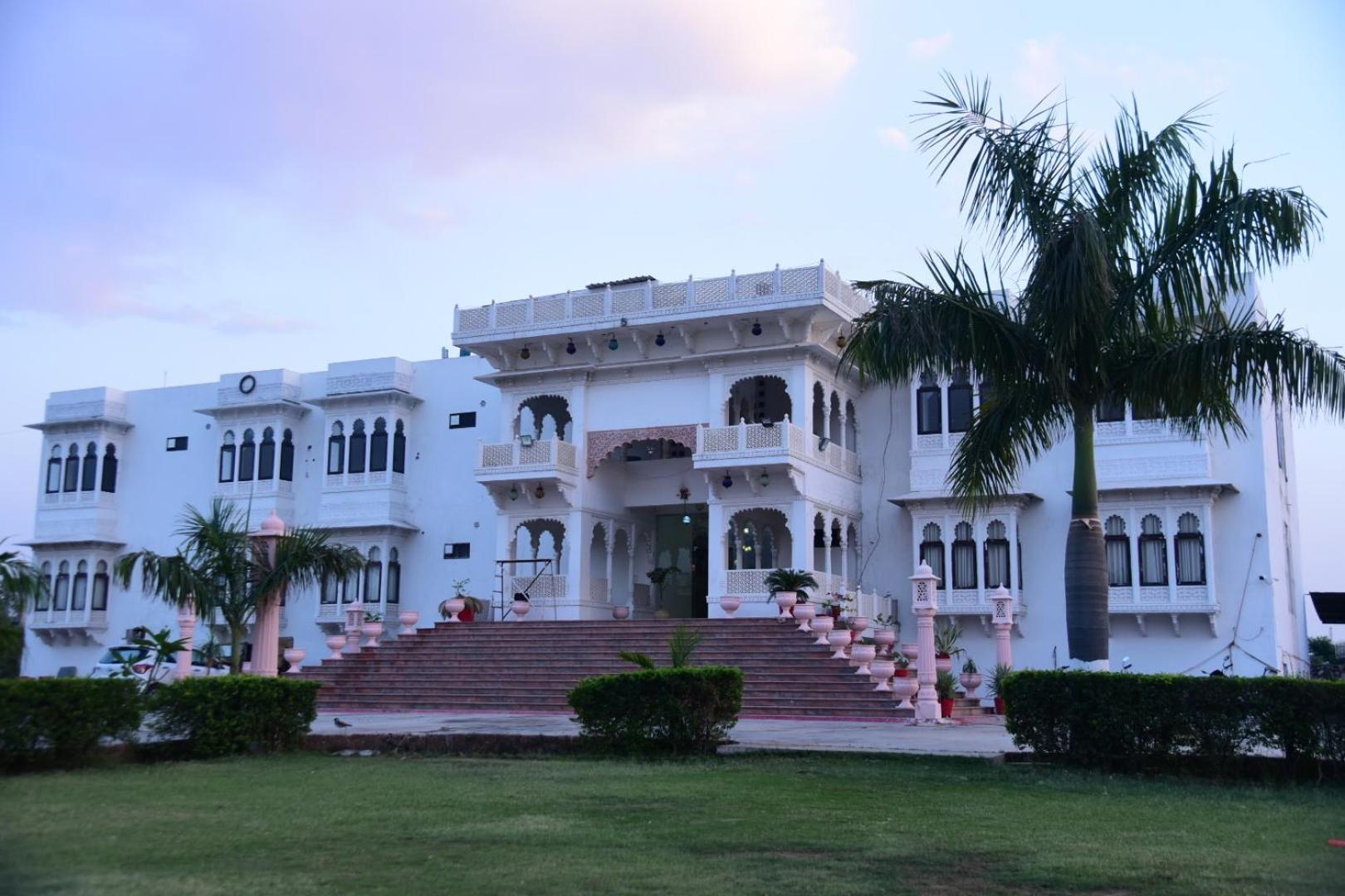 Tej Mahal Palace Bandikui Buitenkant foto