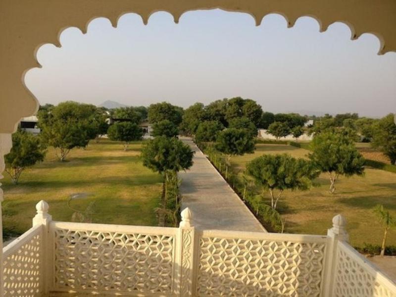 Tej Mahal Palace Bandikui Buitenkant foto