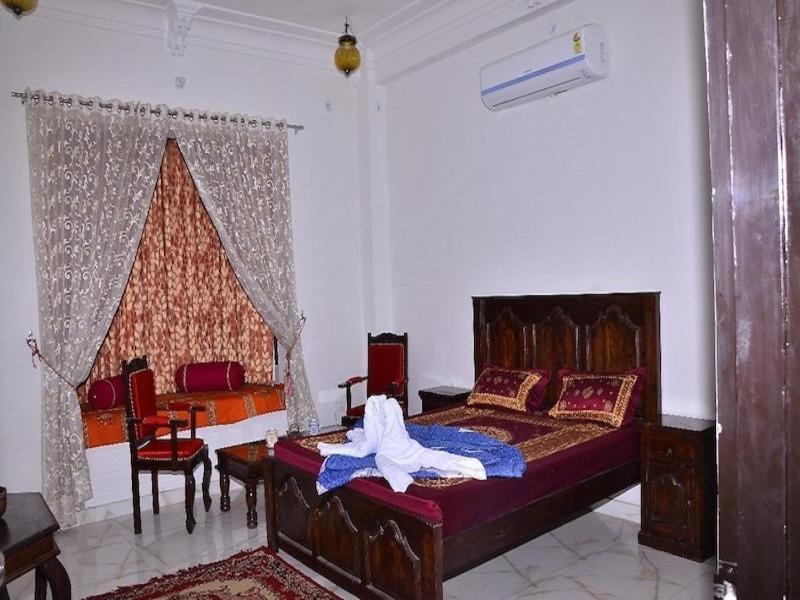 Tej Mahal Palace Bandikui Buitenkant foto
