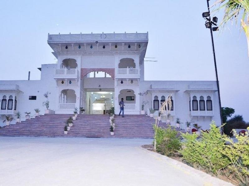 Tej Mahal Palace Bandikui Buitenkant foto