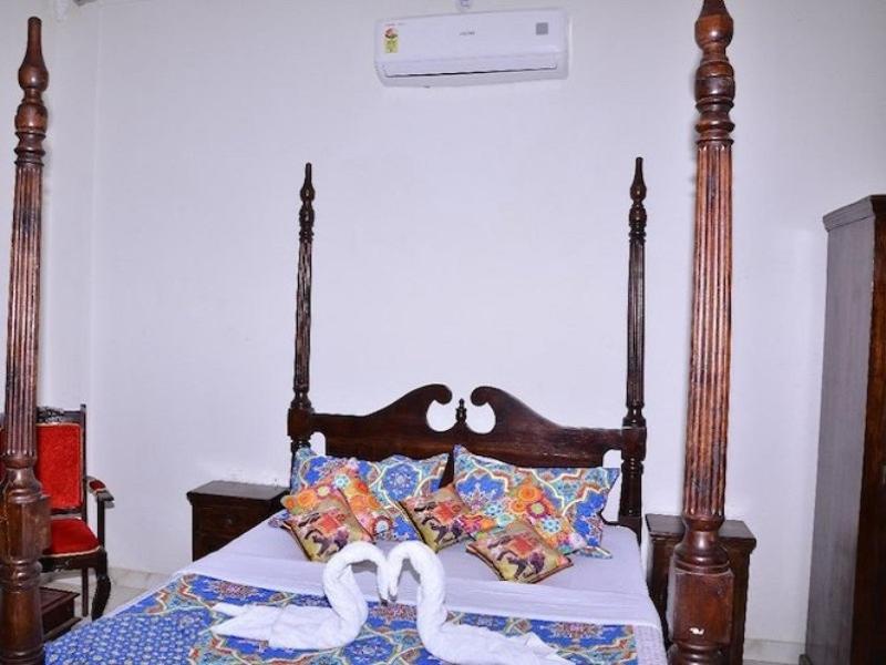 Tej Mahal Palace Bandikui Buitenkant foto