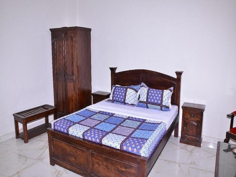 Tej Mahal Palace Bandikui Buitenkant foto